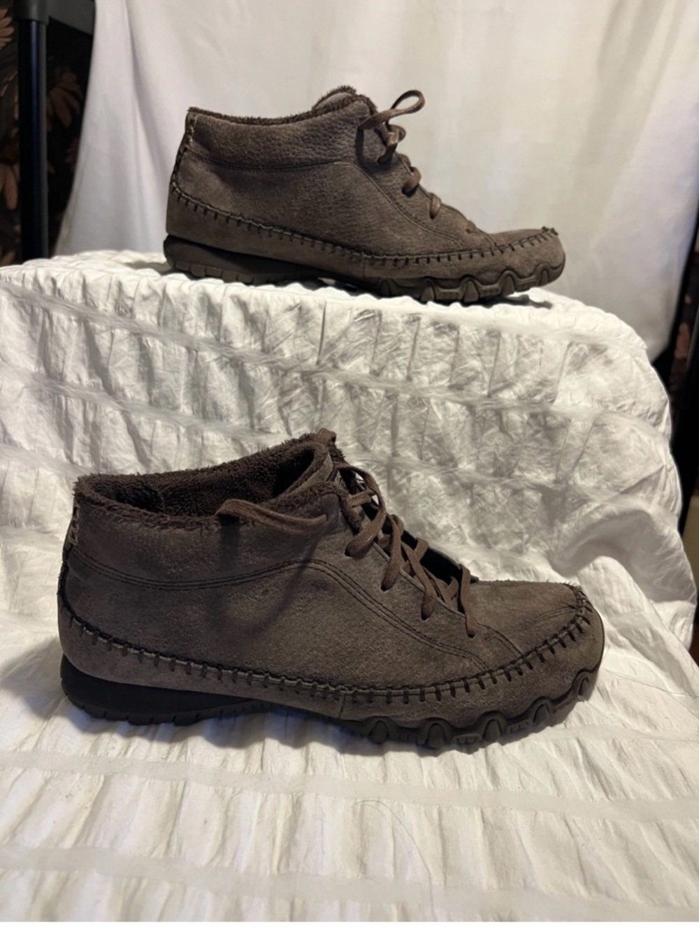 Women’s 8.5 Sketchers Brown Suede Lace-Up Casual moccasins boots
